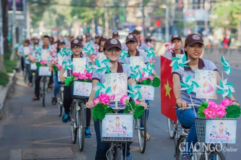 Phật tử trẻ đạp xe nhân mùa Phật đản - Ảnh minh họa